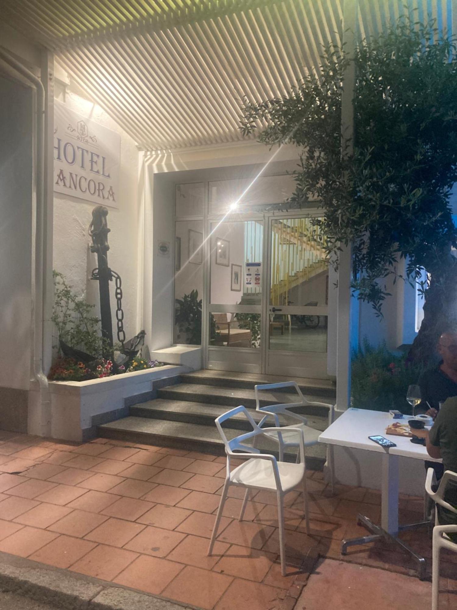Hotel L'Ancora La Caletta Exterior foto